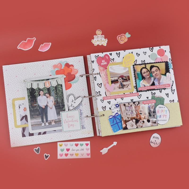 Lưu giữ kỉ niệm bên nhau của hai bạn vào cuốn scrapbook