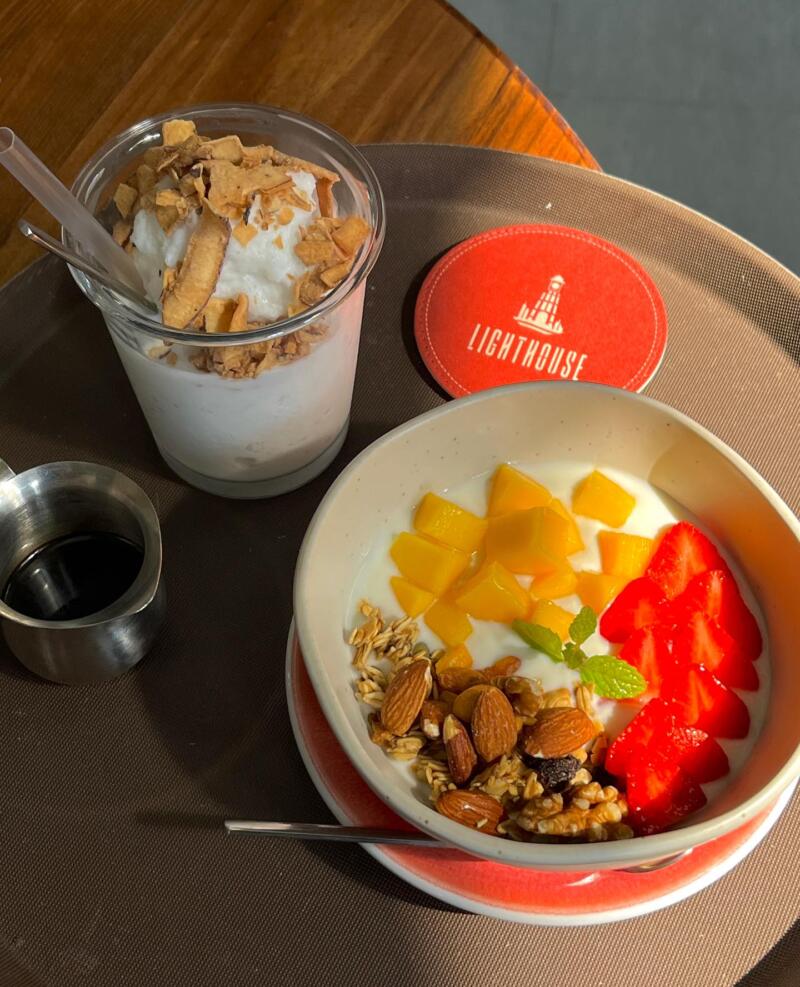 Lót ly gốm in logo độc quyền cho quán cà phê Lighthouse Đà Nẵng – thiết kế tinh tế, thấm hút tốt và bền đẹp, mang lại trải nghiệm chuyên nghiệp cho khách hàng.