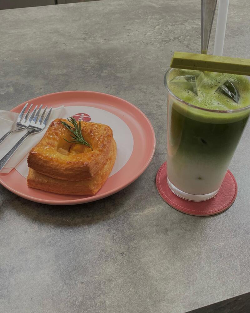 Lót ly gốm in logo độc quyền cho quán cà phê Lighthouse Đà Nẵng – thiết kế tinh tế, thấm hút tốt và bền đẹp, mang lại trải nghiệm chuyên nghiệp cho khách hàng.