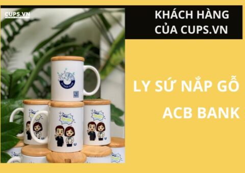 Ly sứ nắp gỗ in logo ngân hàng ACB Bank được Cups.vn thực hiện độc quyền cho chiến dịch quà tặng doanh nghiệp. Sản phẩm mang phong cách hiện đại, thân thiện môi trường và thể hiện đẳng cấp thương hiệu ngân hàng hàng đầu Việt Nam.