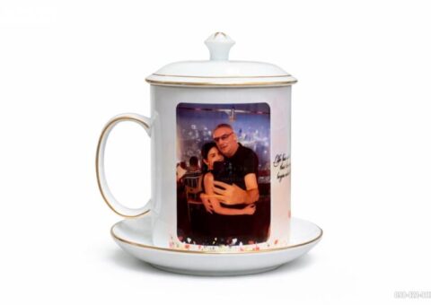 Bộ cốc sứ viền vàng 24K cao cấp in hình 2 vợ chồng sếp làm quà cao cấp tặng sếp