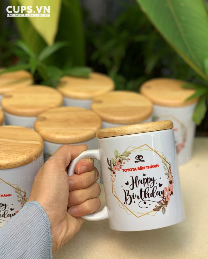 Sản phẩm ly sứ nắp gỗ in logo do Vinacup sản xuất