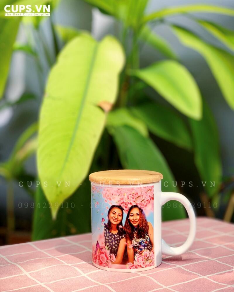 Công nghệ in logo trên bộ ly sứ trắng nắp gỗ cho phép in số lượng dù chỉ 1 chiếc