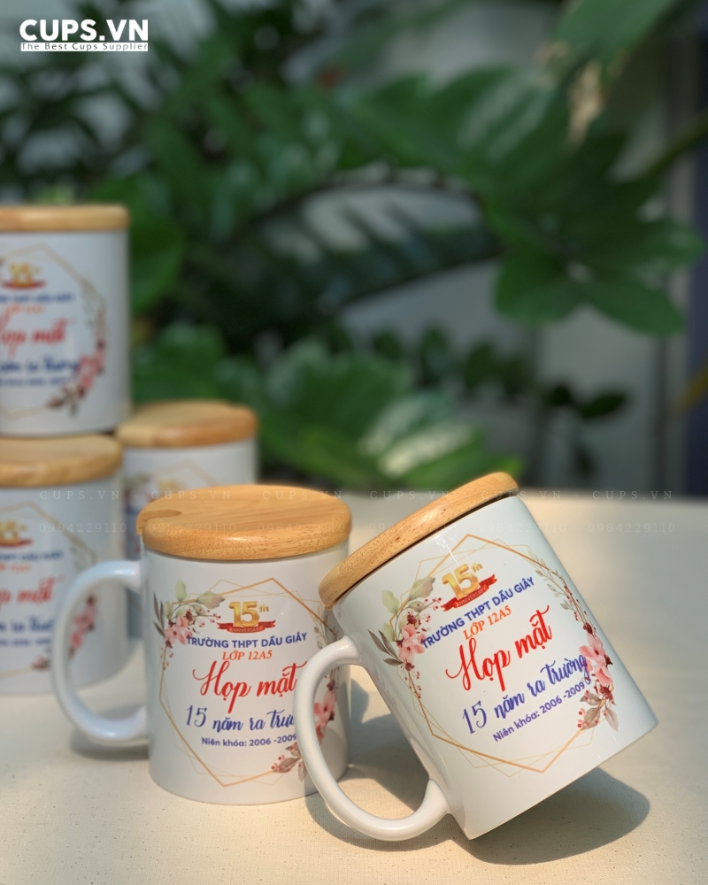 Ly sứ in câu chữ làm quà họp mặt