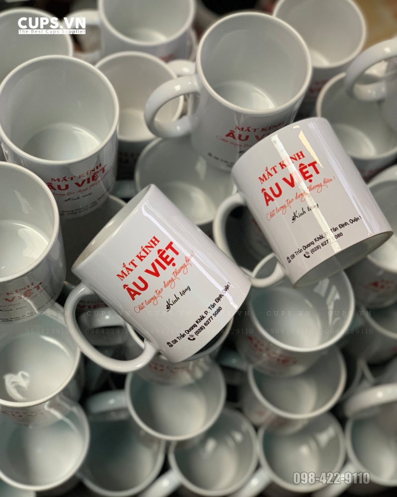 Ly sứ in logo không chỉ là quà tặng, mà còn là điểm chạm thương hiệu