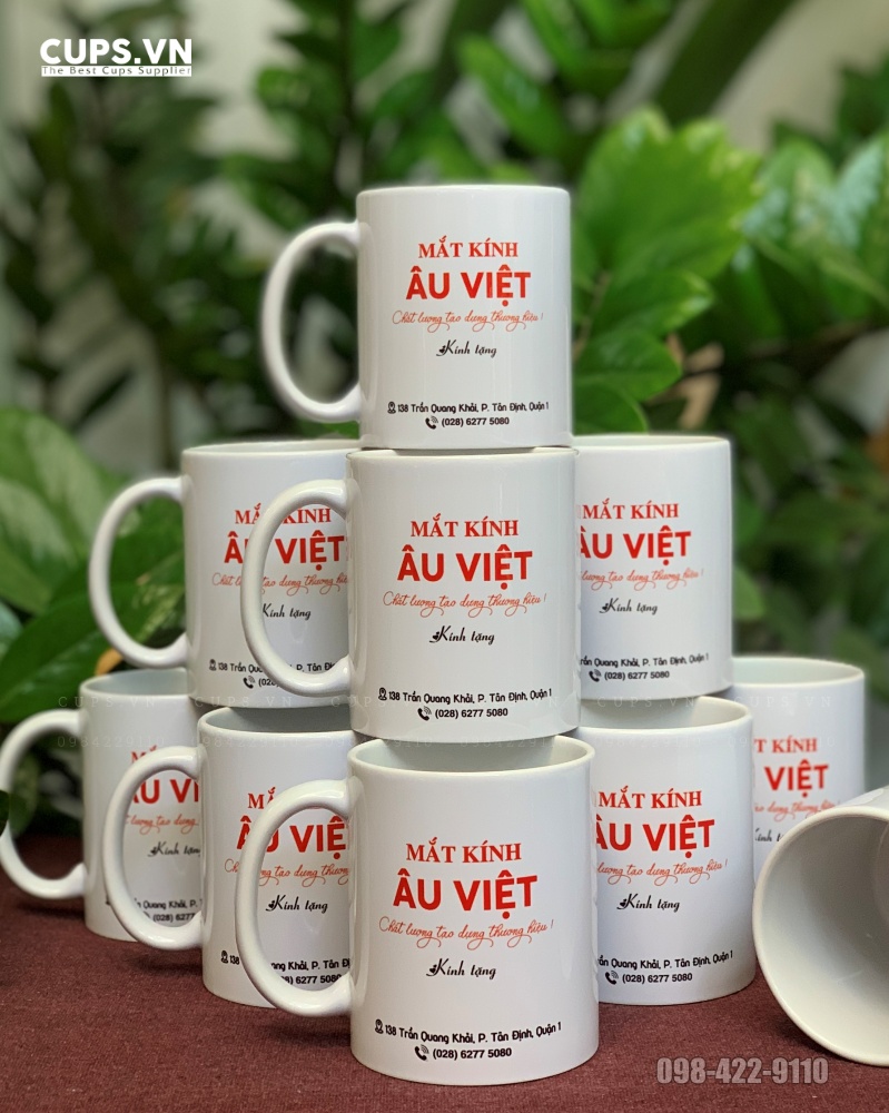 Logo Mắt Kính Âu Việt được in sắc nét, bố cục cân đối, giúp thương hiệu hiện diện nhẹ nhàng nhưng ghi nhớ lâu.