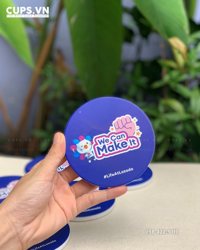 Lót ly gốm sứ đáp ứng tốt các tiêu chí này nhờ kích thước nhỏ gọn, dễ đóng gói và giá trị sử dụng lâu dài.