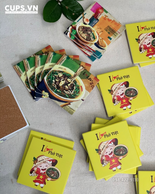 Coaster gốm sứ in logo quán Phở làm tăng trải nghiệm của khách