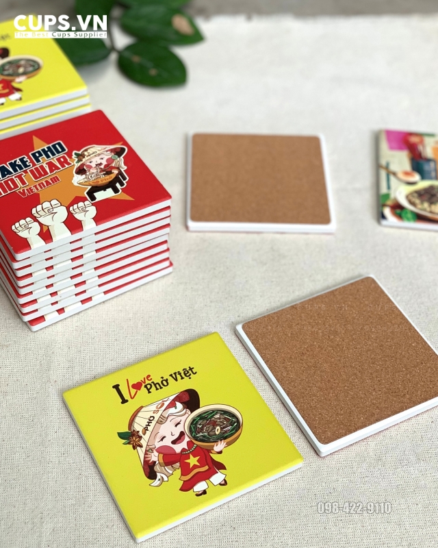 Cận cảnh lót ly gốm sứ custom theo yêu cầu của Phở Sol