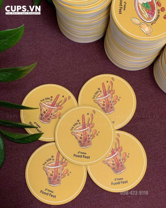 Lót ly gốm sứ Tiktok food in full màu vàng giúp dễ nhận diện thương hiệu