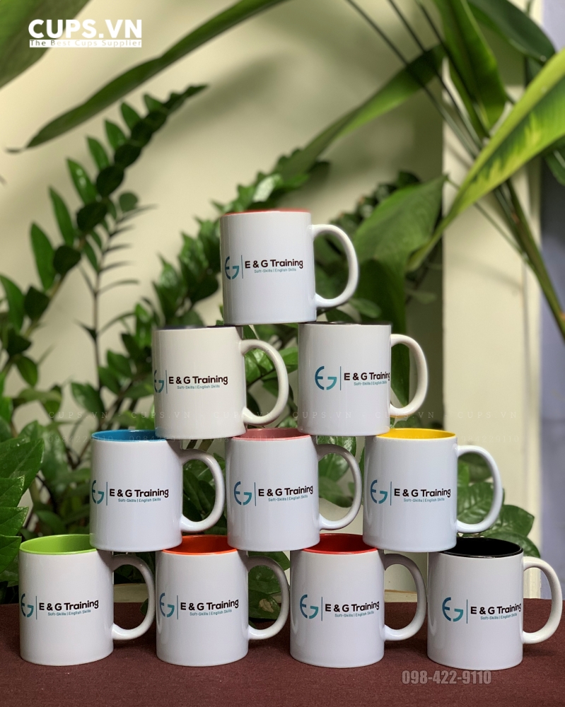 Cận cảnh ly sứ lòng màu in chuyển nhiệt, thiết kế nổi bật và in hình sắc nét