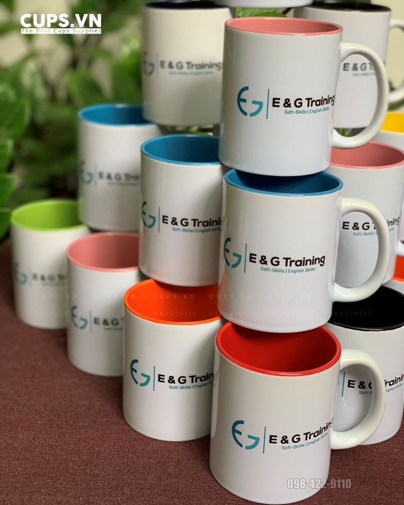 Cận cảnh ly sứ lòng màu in chuyển nhiệt, thiết kế nổi bật và in hình sắc nét