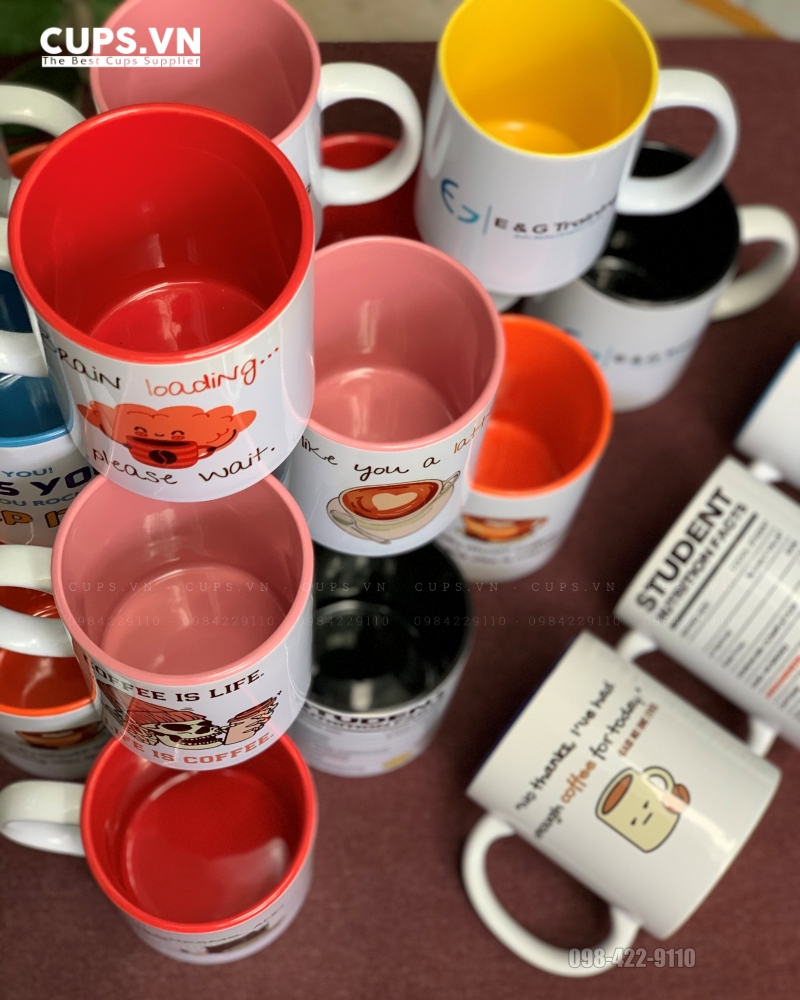 Cận cảnh ly sứ lòng màu in chuyển nhiệt, thiết kế nổi bật và in hình sắc nét