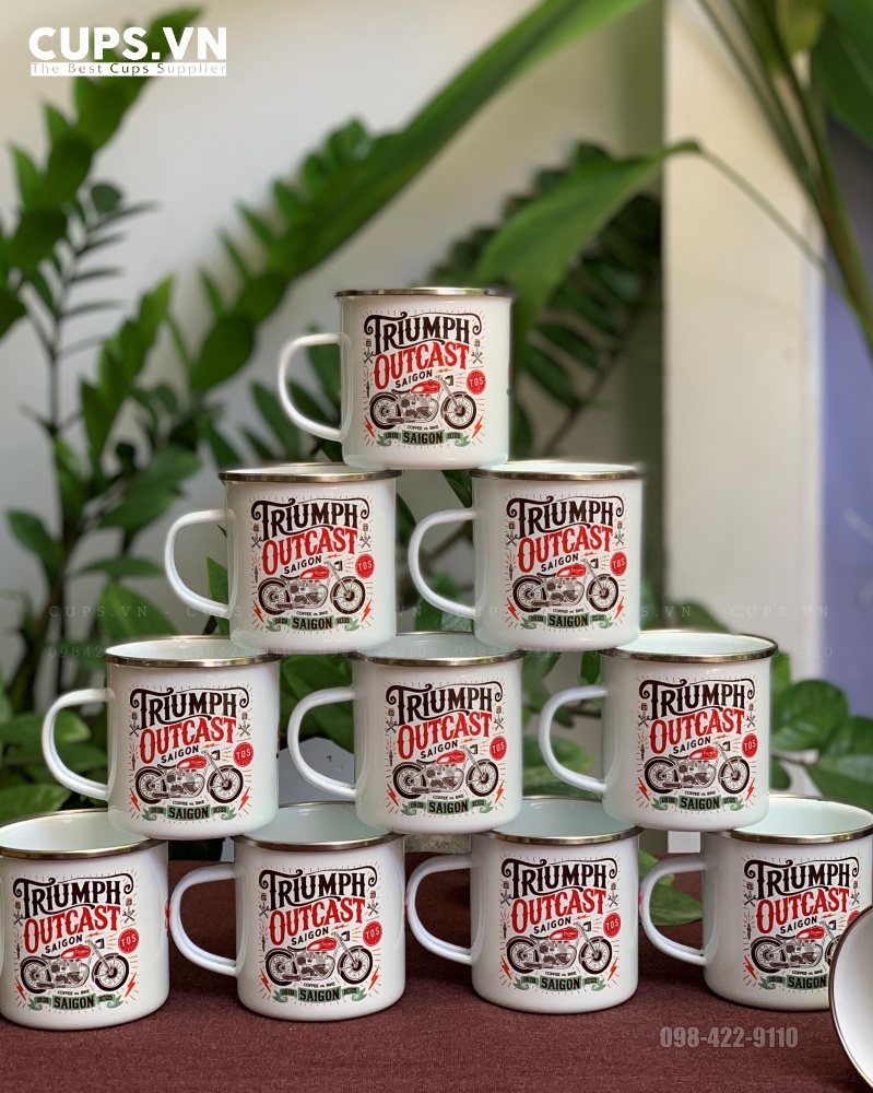 Cận cảnh ly sắt tráng men in logo sắc nét và bền màu