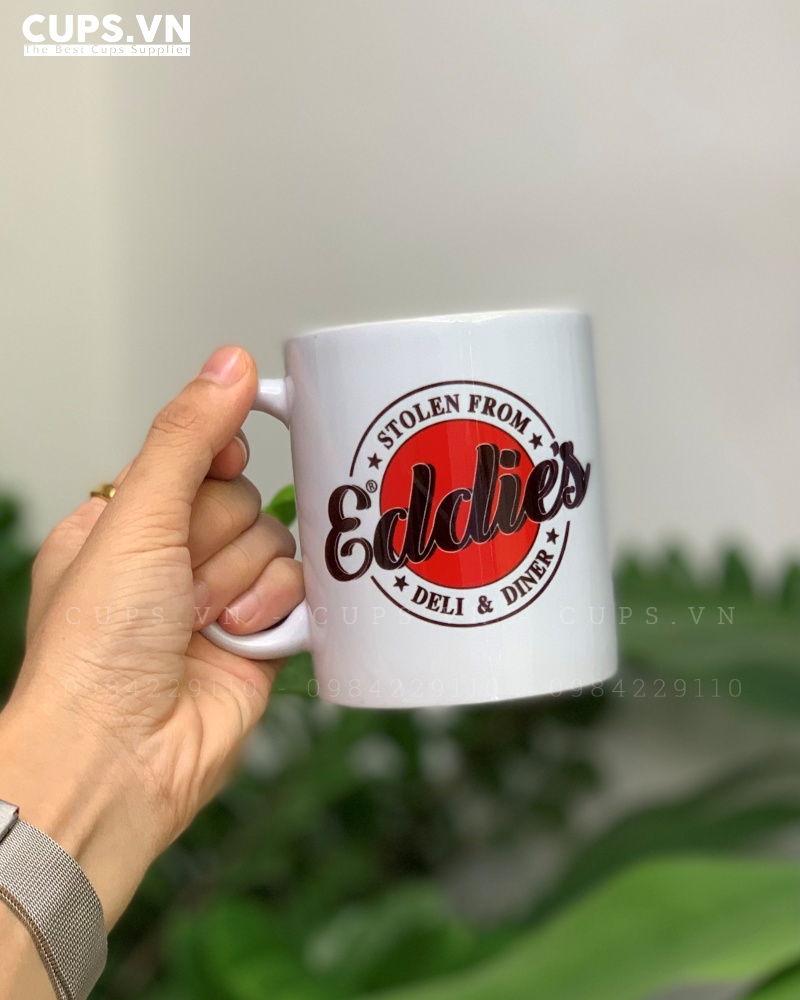 Ly sứ in logo EDDIE’S trở thành một sản phẩm vừa hữu ích vừa mang giá trị truyền thông.