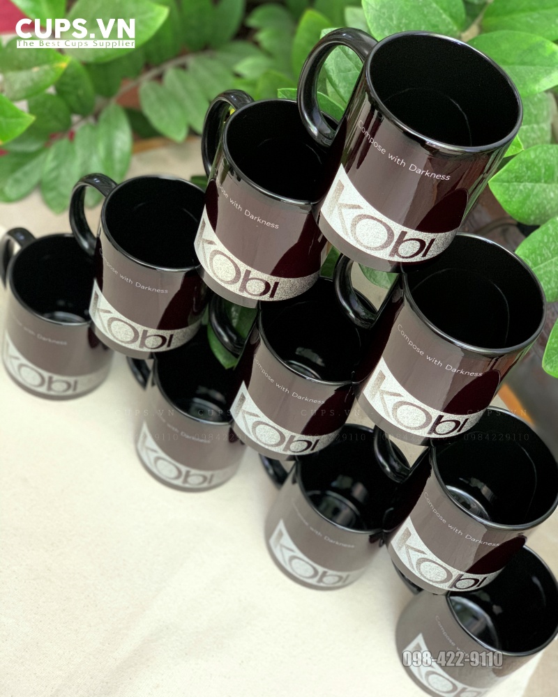 Ly sứ full đen in dải logo Kobi Lighting Studio – In Logo Theo Yêu Cầu